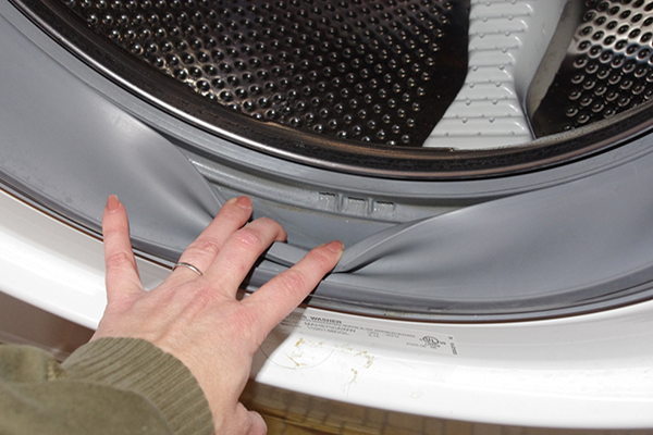 Vệ sinh gioăng cao su máy giặt Electrolux có dễ không?